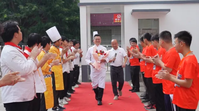 君悦酒店行政总厨兼黑珍珠餐厅料理总厨亲临深圳新东方授课，大师进校园，匠心传承新纪元！